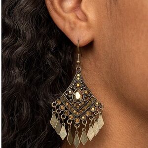 *NEW*  Paparazzi Antique Gold Chandelier Earrings

“Indie Iridescense”